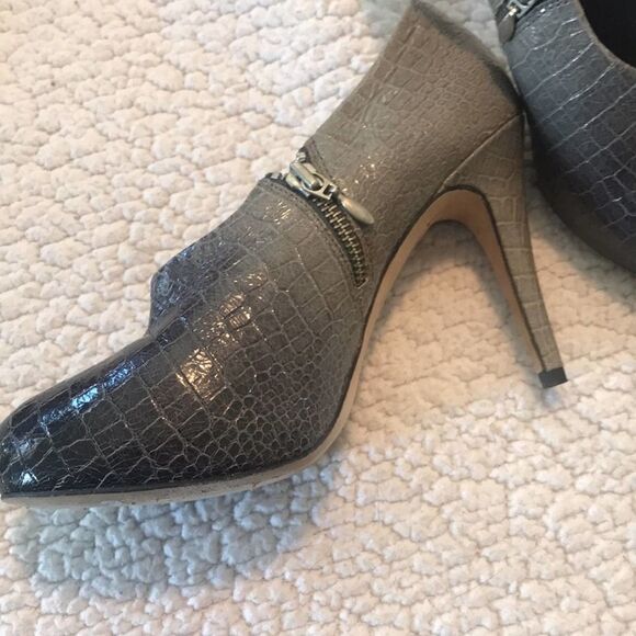 Cynthia Vincent Gray Gradient Snakeskin Bootie, Size 8.5 - Picture 5 of 7